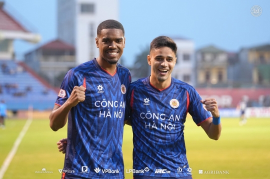 Thắng Ninh Bình, CAHN tiến gần tới chức vô địch V-League