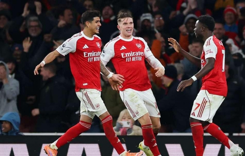 Ghi 2 bàn phút cuối, Arsenal thoát thua khó tin ở Ngoại hạng Anh