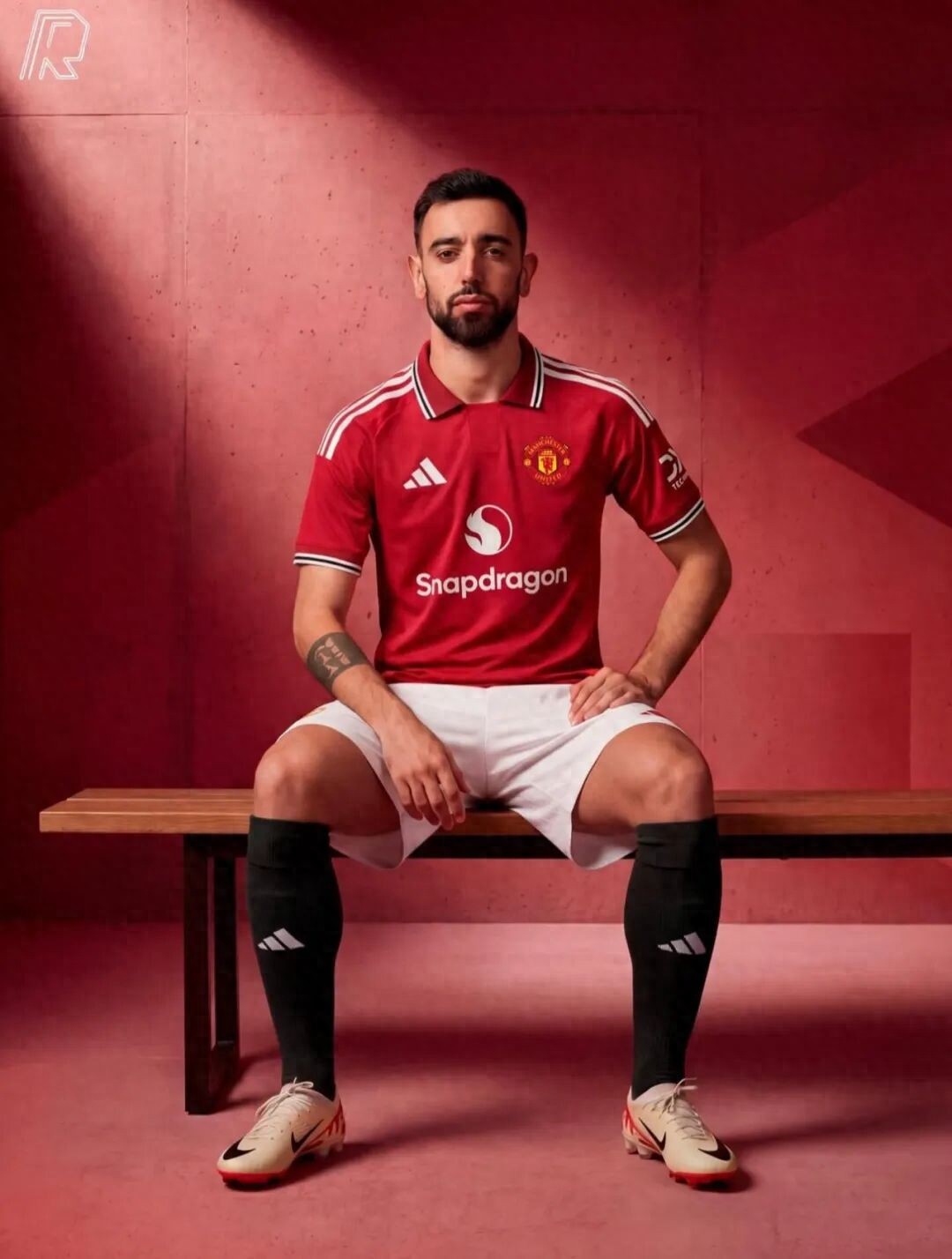 Áo đấu mới của Manchester United cho mùa giải tiếp theo đã được hé lộ, tôn vinh chiếc áo tranh cãi từ thời kỳ tái sinh! Chủ tịch Ratcliffe quyết tâm giành chức vô địch