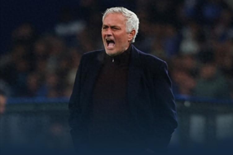 Mourinho trở thành chuyên gia thất bại, trở lại giải VĐQG Bồ Đào Nha lại mất chức vô địch, Benfica thua Porto 0-1 dừng bước tại tứ kết cúp Bồ Đào Nha.