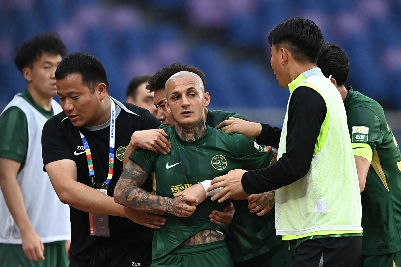 Giật tóc + thẻ đỏ: Sau khi Mitriță bị "đóng băng", chứng nghiện phụ thuộc của đội Zhejiang cần được chữa trị