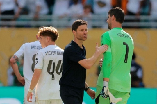 Thibaut Courtois nói thẳng về tin đồn Real Madrid 'phản thầy' Xabi Alonso