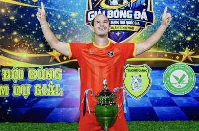 Tiền đạo nhập tịch Việt Nam có cơ hội thăng hạng ở tuổi U50