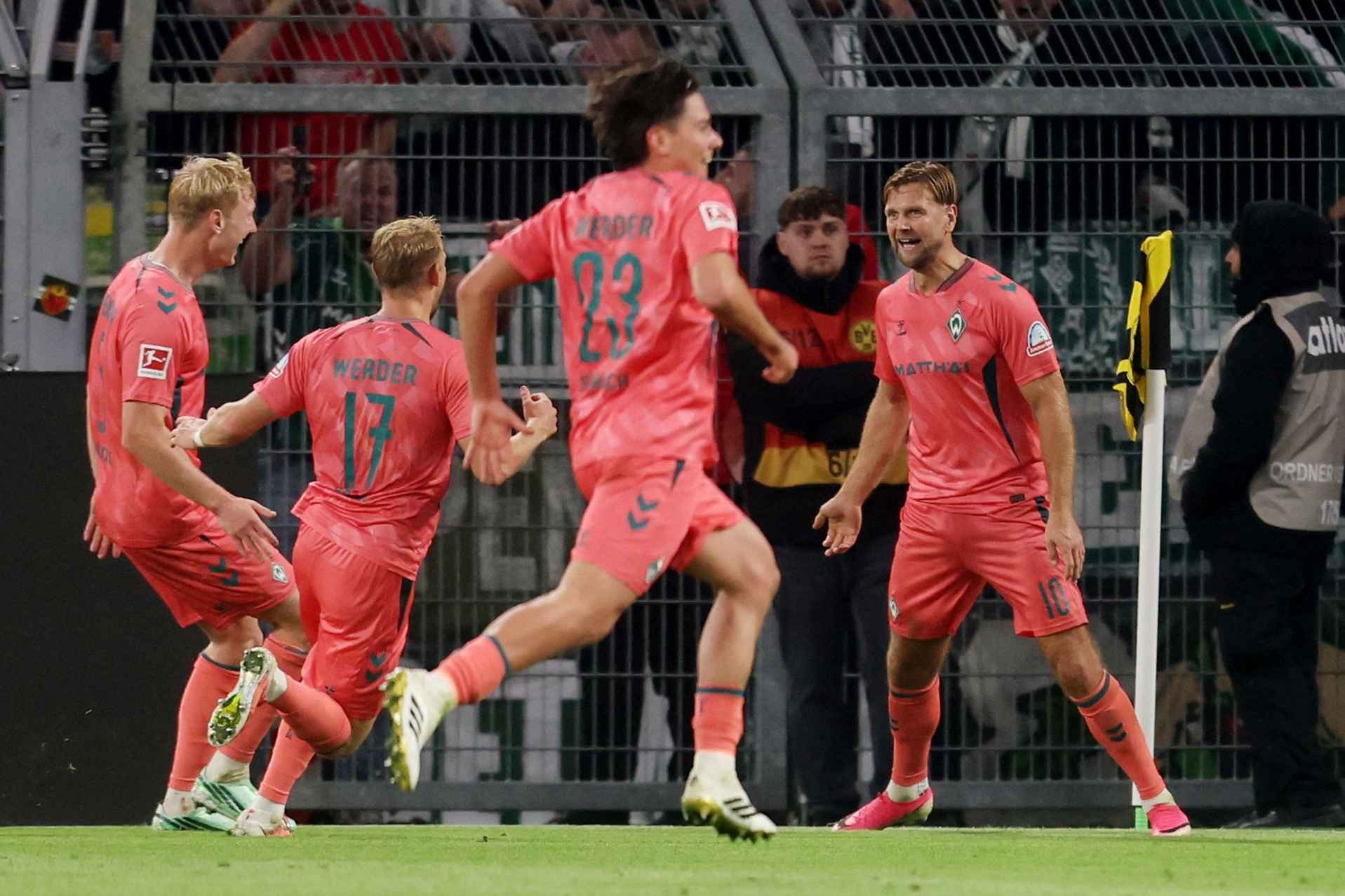 Cú đánh muộn của Fullkrug giúp Werder Bremen chấm dứt khởi đầu hoàn hảo của Dortmund tại Bundesliga.