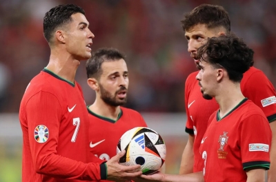 Ronaldo nhận hung tin từ 'nhạc trưởng' số 1 Bồ Đào Nha