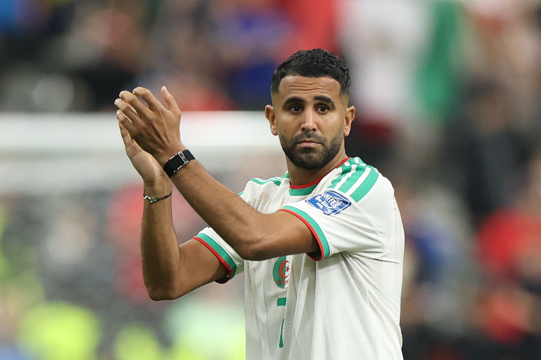 Cựu ngôi sao Algeria Riyad Mahrez gia nhập câu lạc bộ Shamal của Qatar theo dạng tự do.