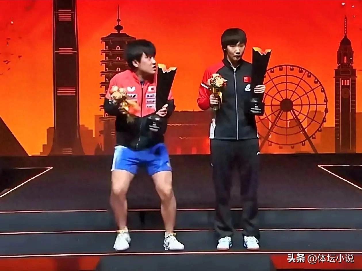 Một khoảnh khắc hiếm thấy tại lễ trao giải! Zhang Benzhihe giật mình bật dậy khi bị pháo hoa làm choáng, trong khi Vương Mạn Vũ vẫn rất điềm tĩnh