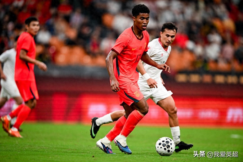 Hiệp một: đội tuyển Trung Quốc 0-0 Tajikistan, chỉ có 2 pha dứt điểm; Vi Thế Hào gây nguy hiểm bằng cú sút xa nhưng phải nhận thẻ vàng; Lưu Dương bỏ lỡ cơ hội đối mặt.