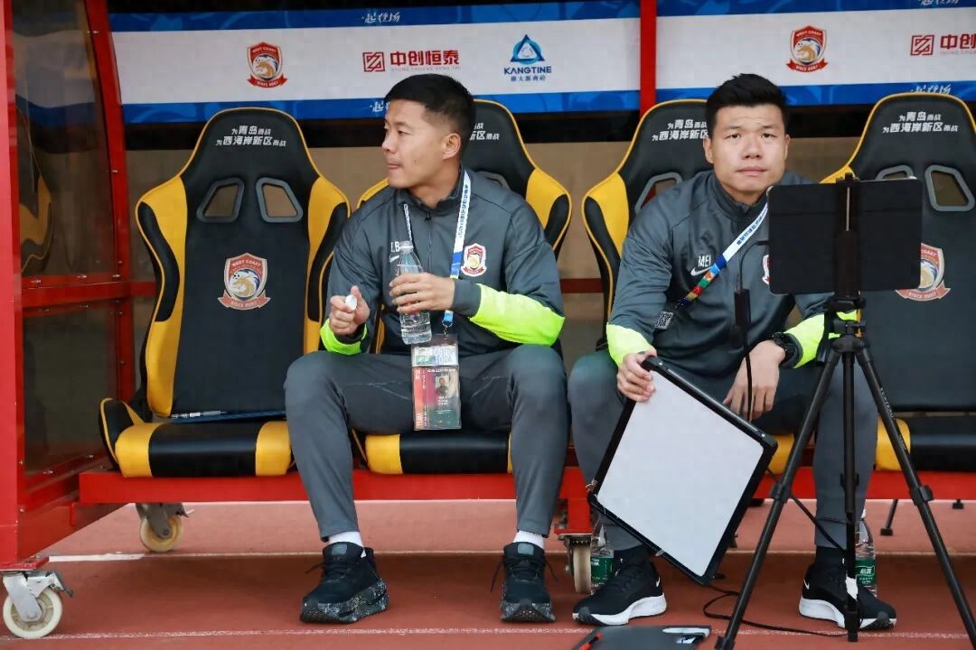 Thanh Đảo Tây Hải Ngạn: Vừa phải chú trọng thành tích, vừa phải trẻ hóa đội hình