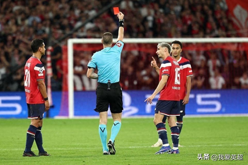 Tức giận sau khi bị lội ngược dòng? Em trai Mbappe cố tình đánh cùi chỏ ở Champions League, nhận thẻ đỏ ở tuổi 19, lập kỷ lục của câu lạc bộ Pháp