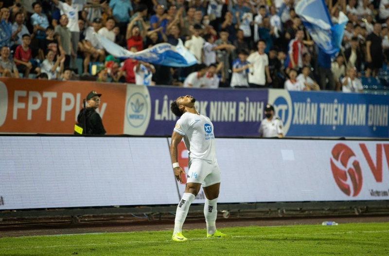 Vừa trở về từ ĐT Việt Nam, Xuân Son ra sân ngay cho Nam Định