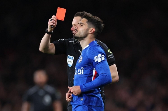 HLV Chelsea nói gì sau khi lại có cầu thủ nhận thẻ đỏ trong trận thua Arsenal?