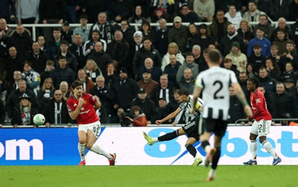 Manchester United bị Newcastle United đánh bại 2-1 trong phút bù giờ với 10 người! Carrick hứng chịu thất bại đầu tiên, bài kiểm tra cuối cùng sẽ quyết định việc ông có được chuyển thành huấn luyện viên chính thức hay không.