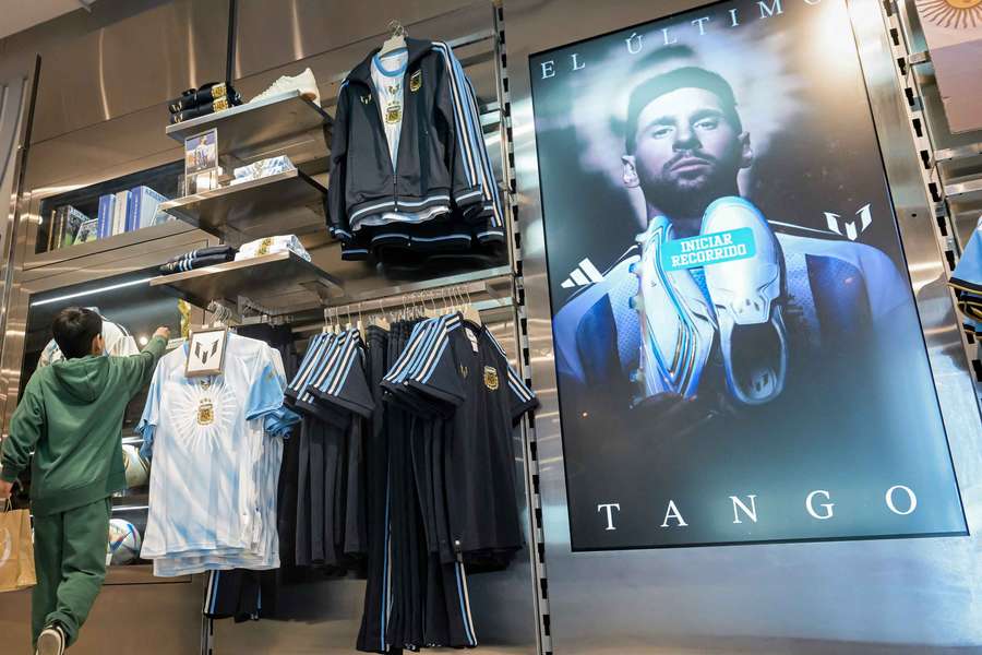 Khi Argentina trao cho Messi một điệu tango cuối cùng, các câu lạc bộ ở châu Âu và châu Phi đang phải trả giá