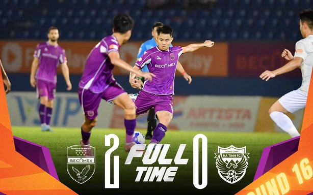 HLV Kim Sang Sik liên tục chứng kiến siêu phẩm ở V-League