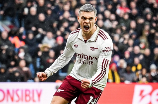 VAR gây bão, Arsenal tiến sát ngôi vương Ngoại hạng Anh