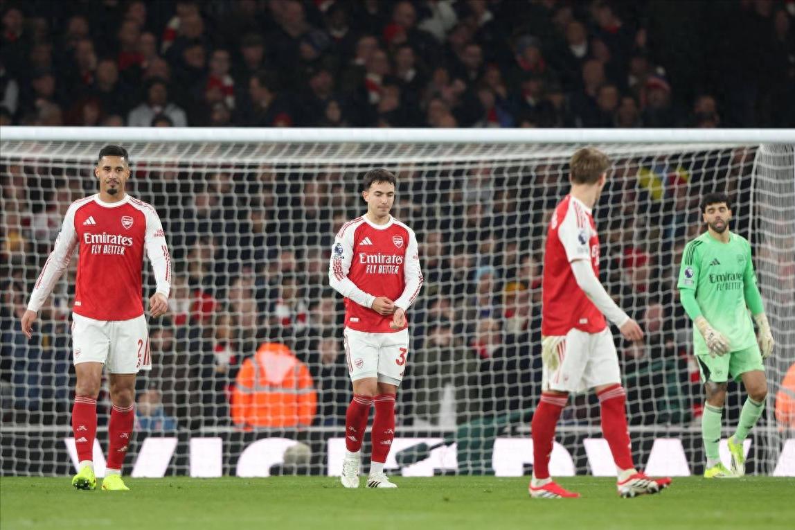 Arsenal thua trận sân nhà đầu tiên mùa này 2-3 trước Man United, lộ rõ điểm yếu chí tử của đội bóng, cuộc đua vô địch Ngoại hạng Anh vẫn còn nhiều nghi vấn.