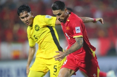 Hoàng Hên biến sao Malaysia thành 'gã học việc' giữa 3 vạn khán giả