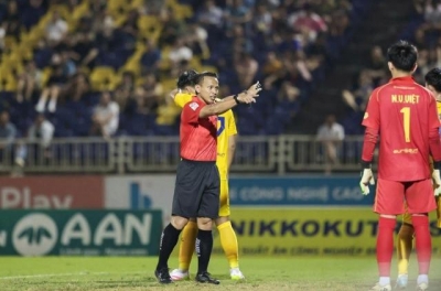 V.League mời trọng tài FIFA của Malaysia ngoại điều khiển loạt trận căng nhất