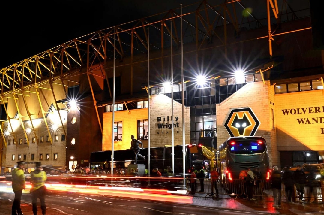 Lí do sân nhà của đối thủ MU vắng khán giả