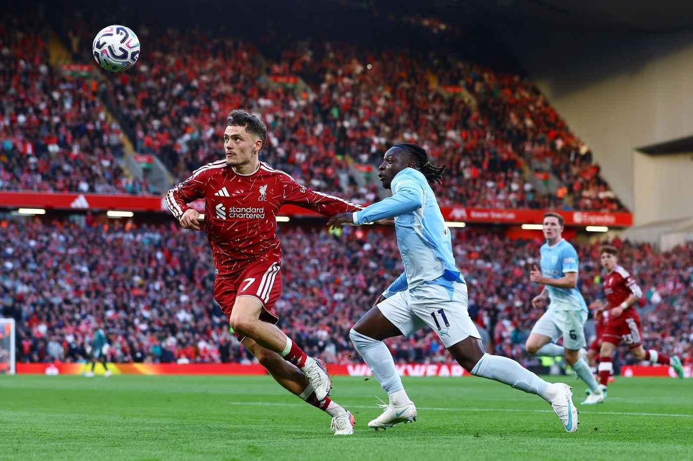 Cách Man City bất chấp tiếng la ó để giành chiến thắng dễ dàng tại Anfield trước Liverpool
