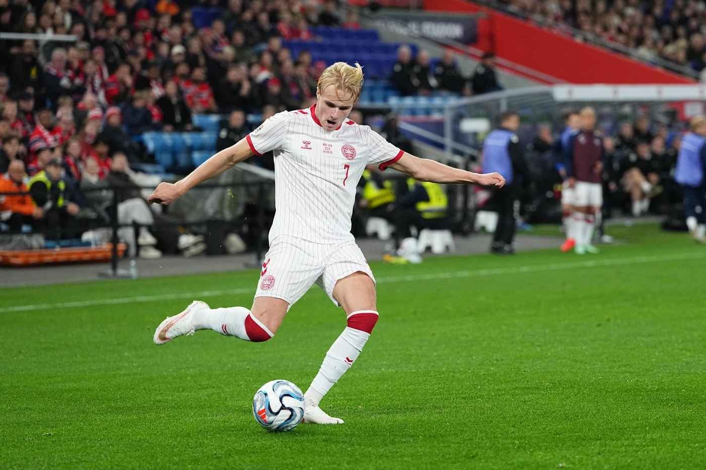 Riemer loại ngôi sao Porto khỏi đội hình Đan Mạch gặp Wales