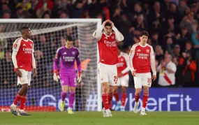 Arsenal có thể phải nhờ sự trợ giúp từ Chelsea để vô địch Ngoại hạng Anh