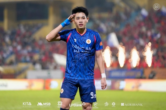 Đình Bắc đua vua phá lưới nội, HLV Kim Sang Sik cực yên tâm