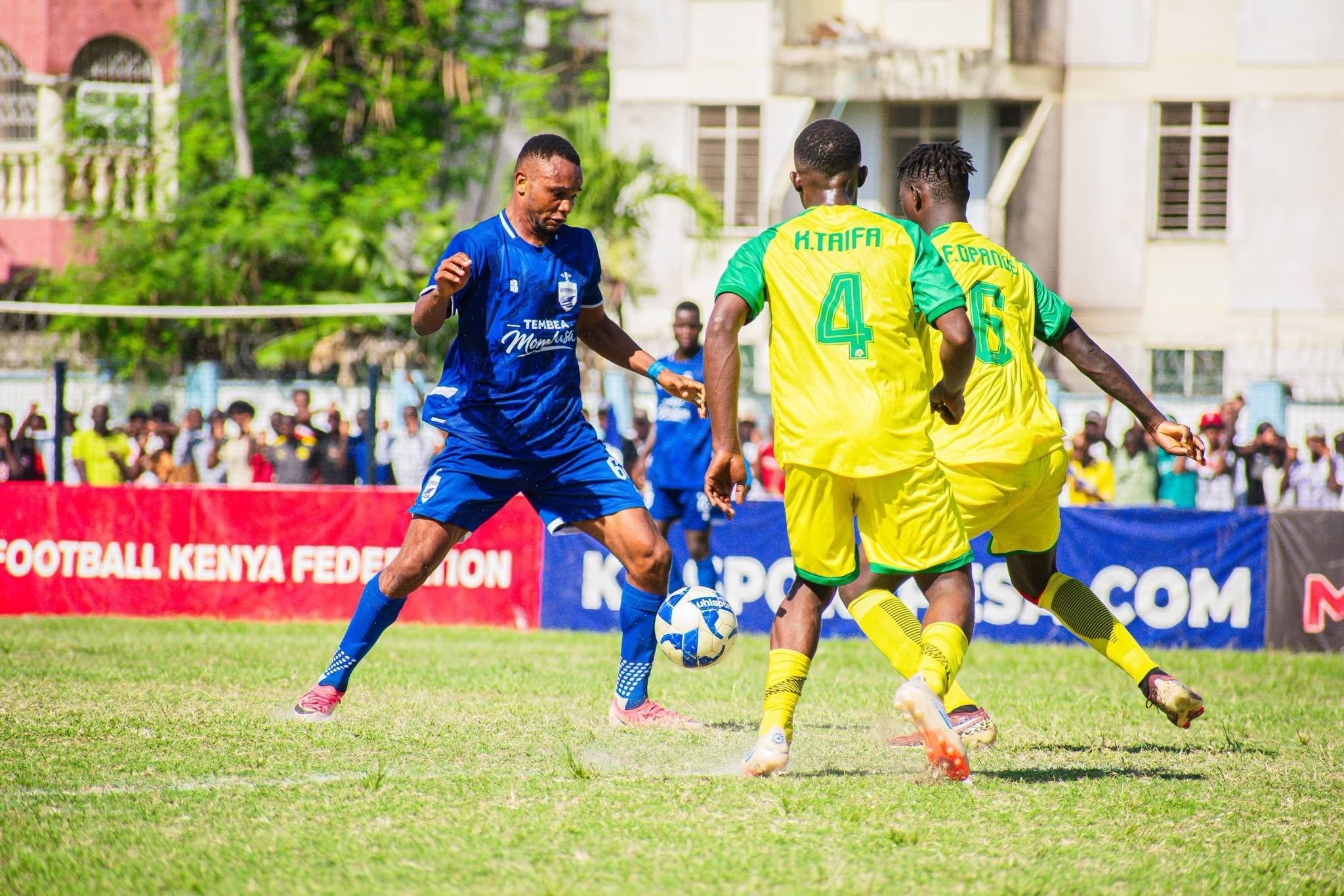 Trận play-off ở Kenya giữa Kariobangi Sharks và Mombasa United bị bỏ dở sau khi trọng tài bị tấn công