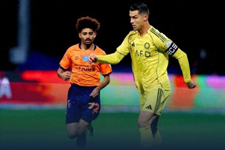 Ronaldo bỏ lỡ penalty + điểm thấp nhất, Mané ghi bàn, Al Nassr lội ngược dòng 3-1 trước Al Feiha, giành 10 chiến thắng liên tiếp và dẫn đầu 2 điểm