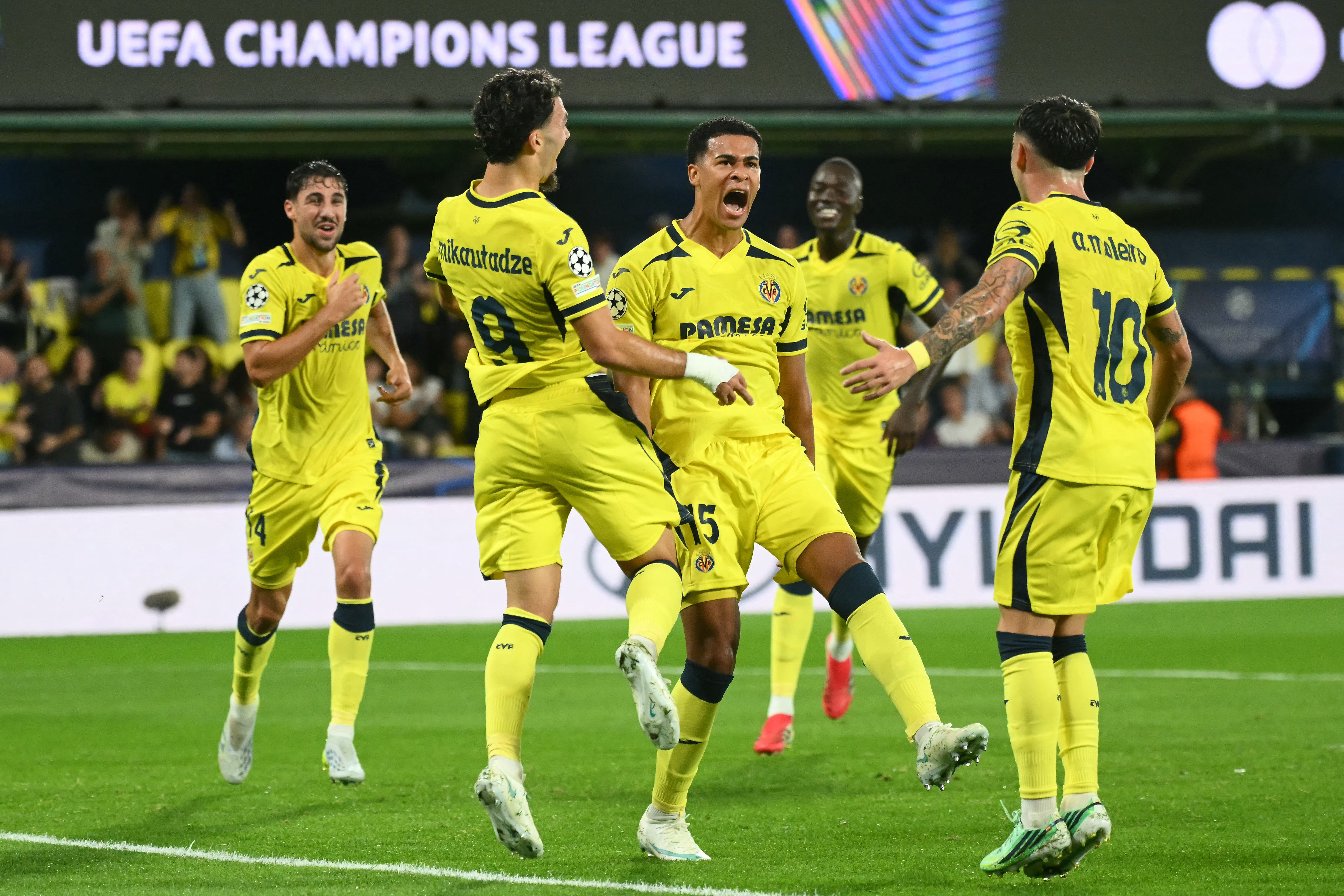 Mourino ghi siêu phẩm giúp Villarreal dễ dàng vượt qua Napoli