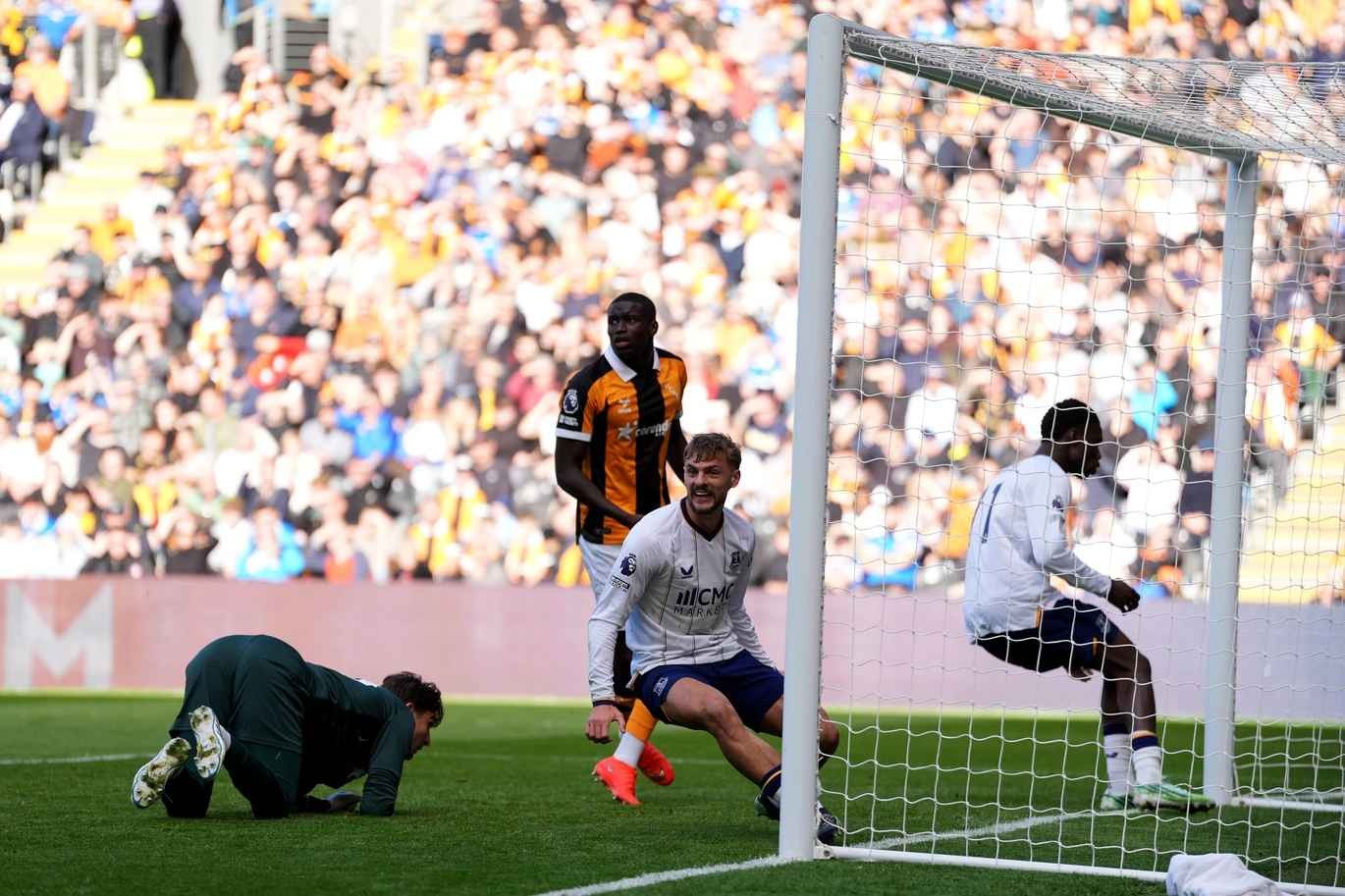 Hull chiến đấu giành trận hòa hấp dẫn trước Everton bất bại