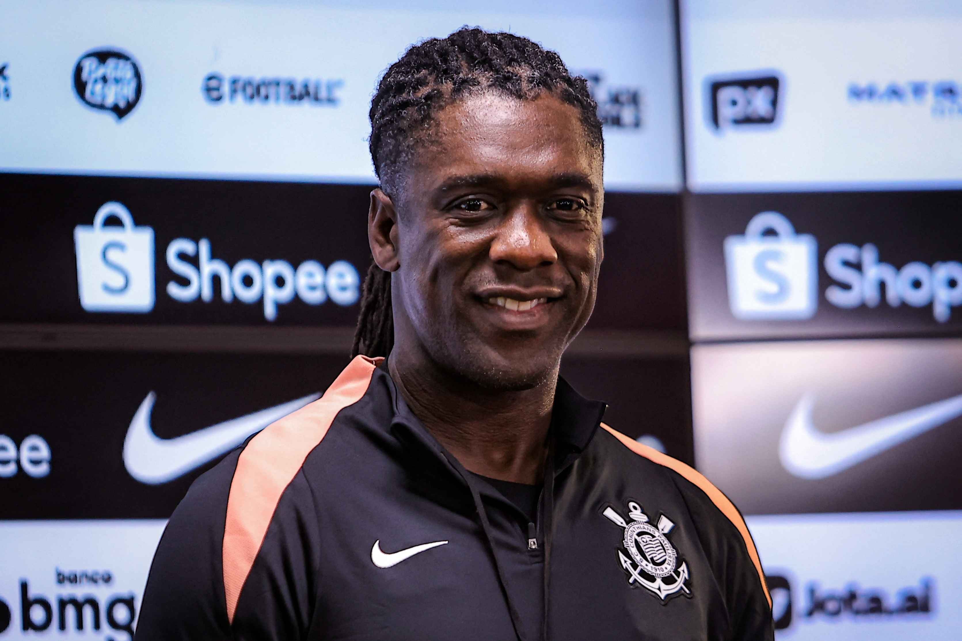 Clarence Seedorf từ chức khỏi vị trí tại KNVB sau khi nhận công việc tại Corinthians