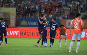 Đội tuyển Việt Nam 'tiếp lửa' cho V-League