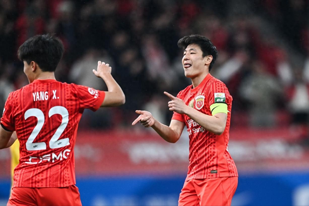 Vũ Lôi ghi hai bàn trong vòng 8 phút sau khi vào sân từ băng ghế dự bị, Shanghai Port đánh bại Qingdao West Coast 4-1, Zheng Zhi nhận hai trận thua liên tiếp trong vai trò huấn luyện.