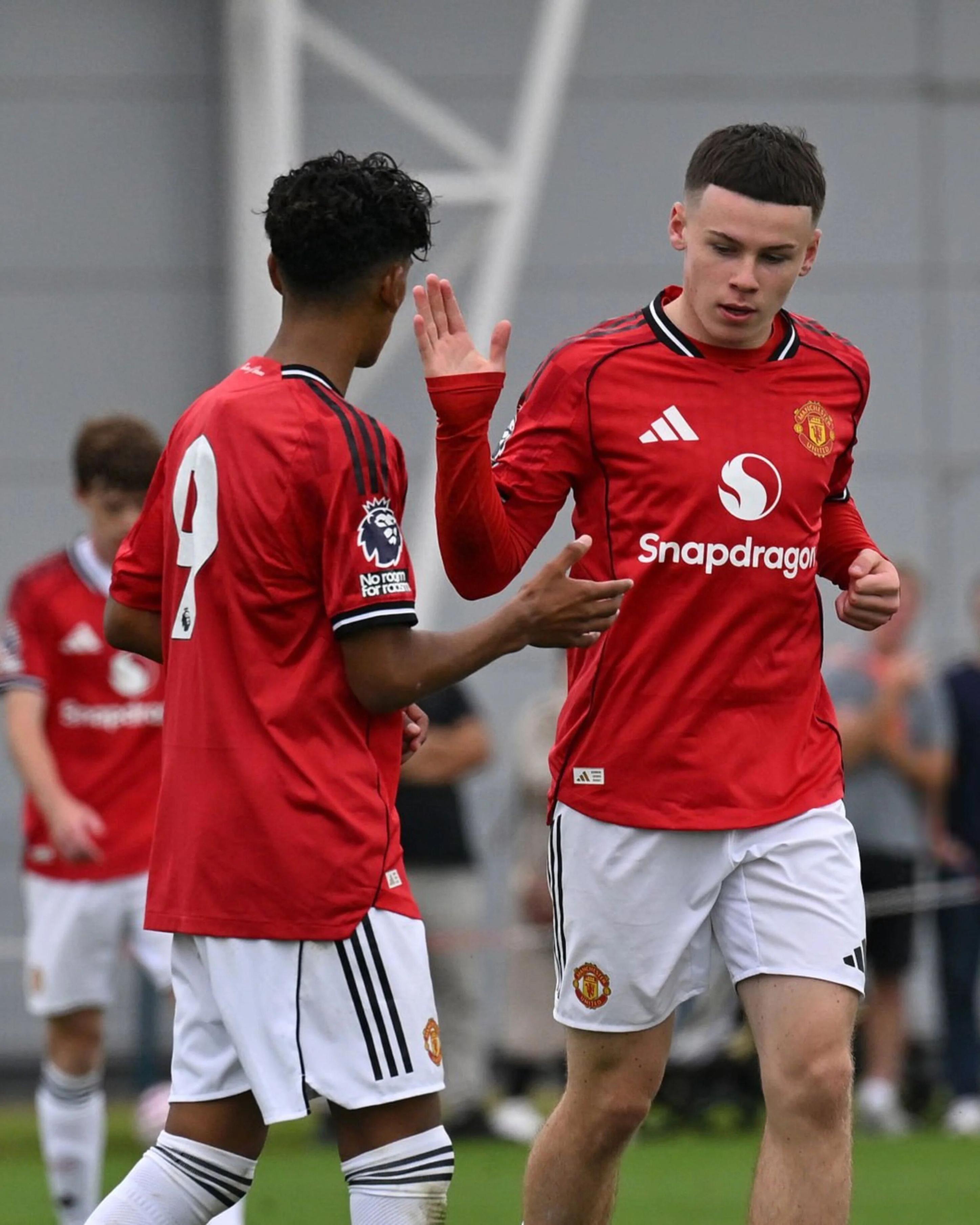 Con trai cả của Rooney mơ trở thành trụ cột Man United trong 10 năm tới! Tiểu Messi lại ghi bàn đẹp mắt, Carrick theo dõi trận đấu