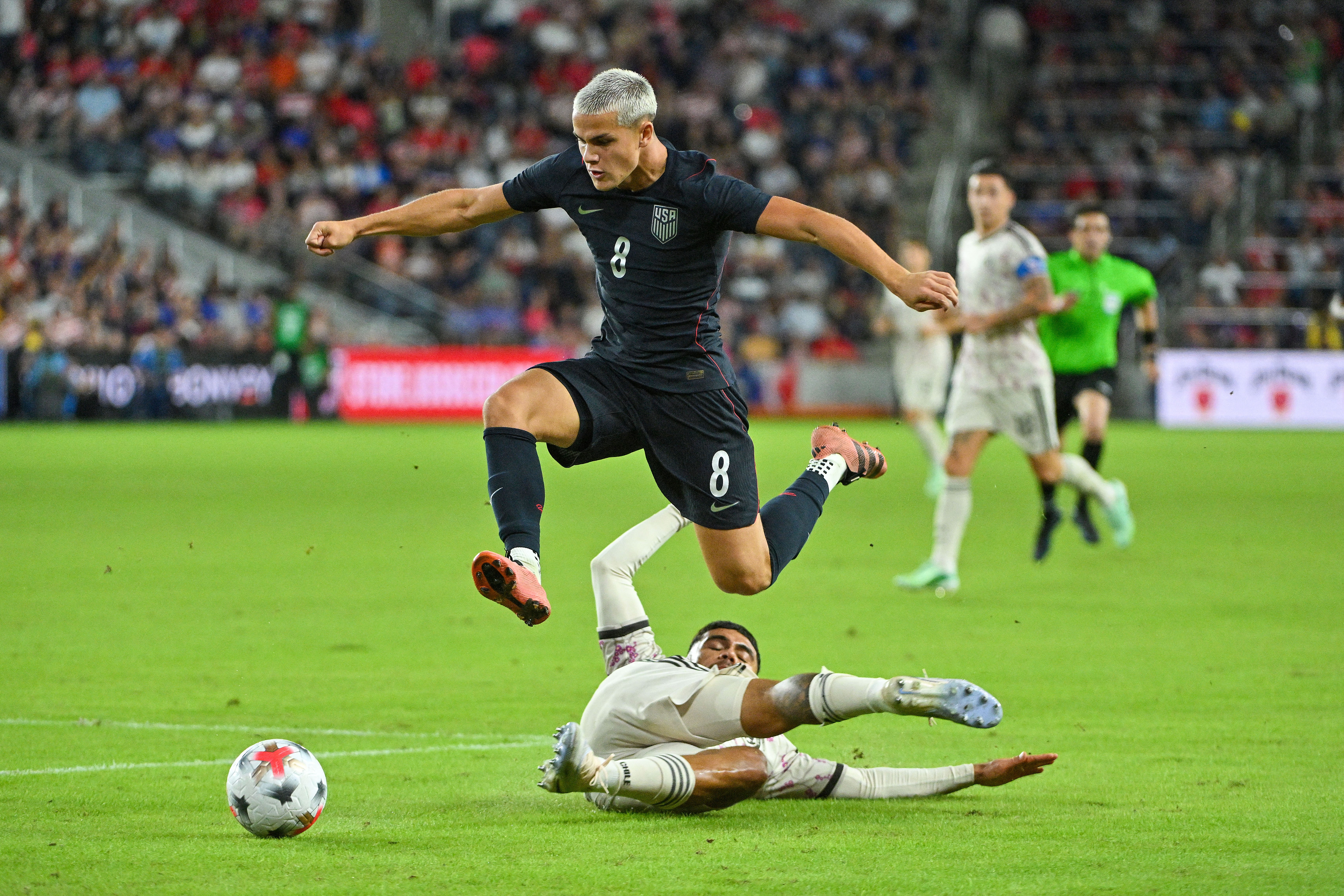 Nguồn tin Flashscore: Cavan Sullivan vẫn cam kết với kế hoạch gia nhập Man City bất chấp tin đồn liên hệ với Barca.