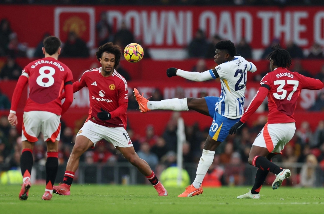 'Siêu tiền vệ' lên tiếng về thương vụ tới MU