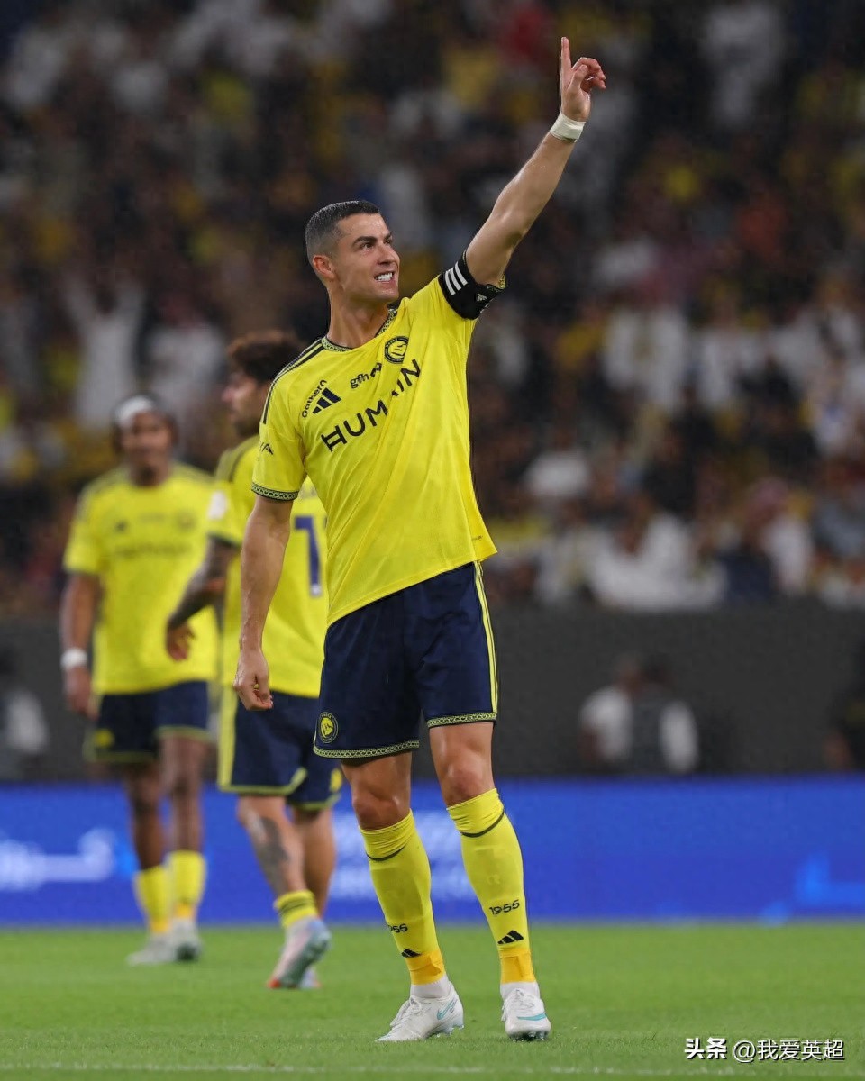 Sau cuộc tranh cãi khi rời đội tuyển, màn trình diễn đầu tiên của Ronaldo ở tuổi 41: ghi bàn thứ 980 và nhận điểm cao nhất, người hâm mộ trưng ra TIFO khổng lồ để ủng hộ.