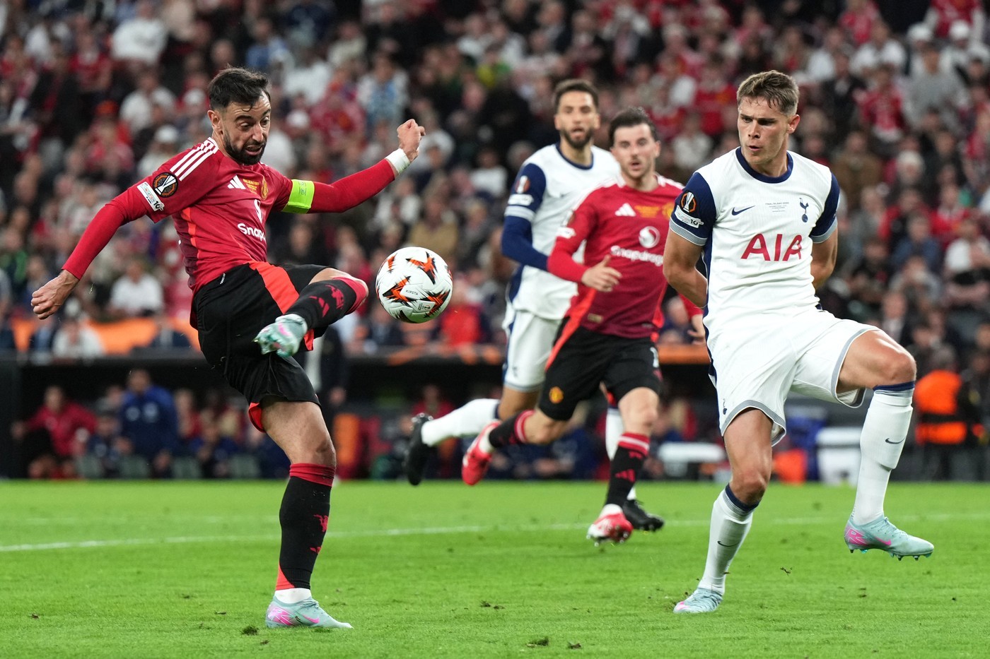 Nhìn về trận đấu Premier League bắt buộc phải thắng giữa Man Utd và Spurs đang thi đấu dưới sức.