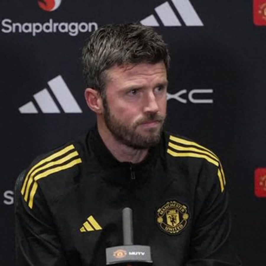 Manchester United mùa hè này bán một cầu thủ và ký hợp đồng tiền đạo cánh trái mới! Doanh số áo đấu tăng trở lại sau khi Carrick dẫn dắt, hướng tới mốc 200 triệu bảng