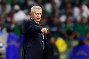 Valencia bổ nhiệm cựu huấn luyện viên trưởng tuyển Mexico Aguirre sau khởi đầu mùa giải đáng thất vọng.