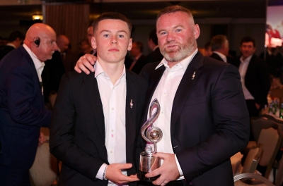 MU ký hợp đồng với con trai Rooney