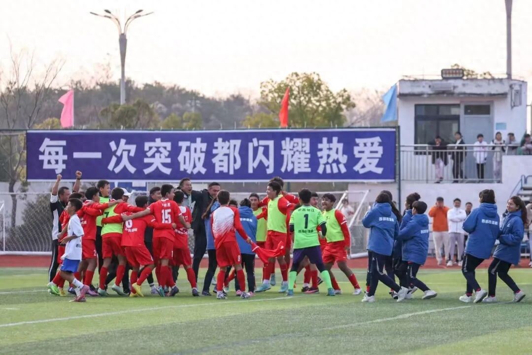 Dưới bầu trời miền Tây, có những giấc mơ bóng đá rộng lớn hơn