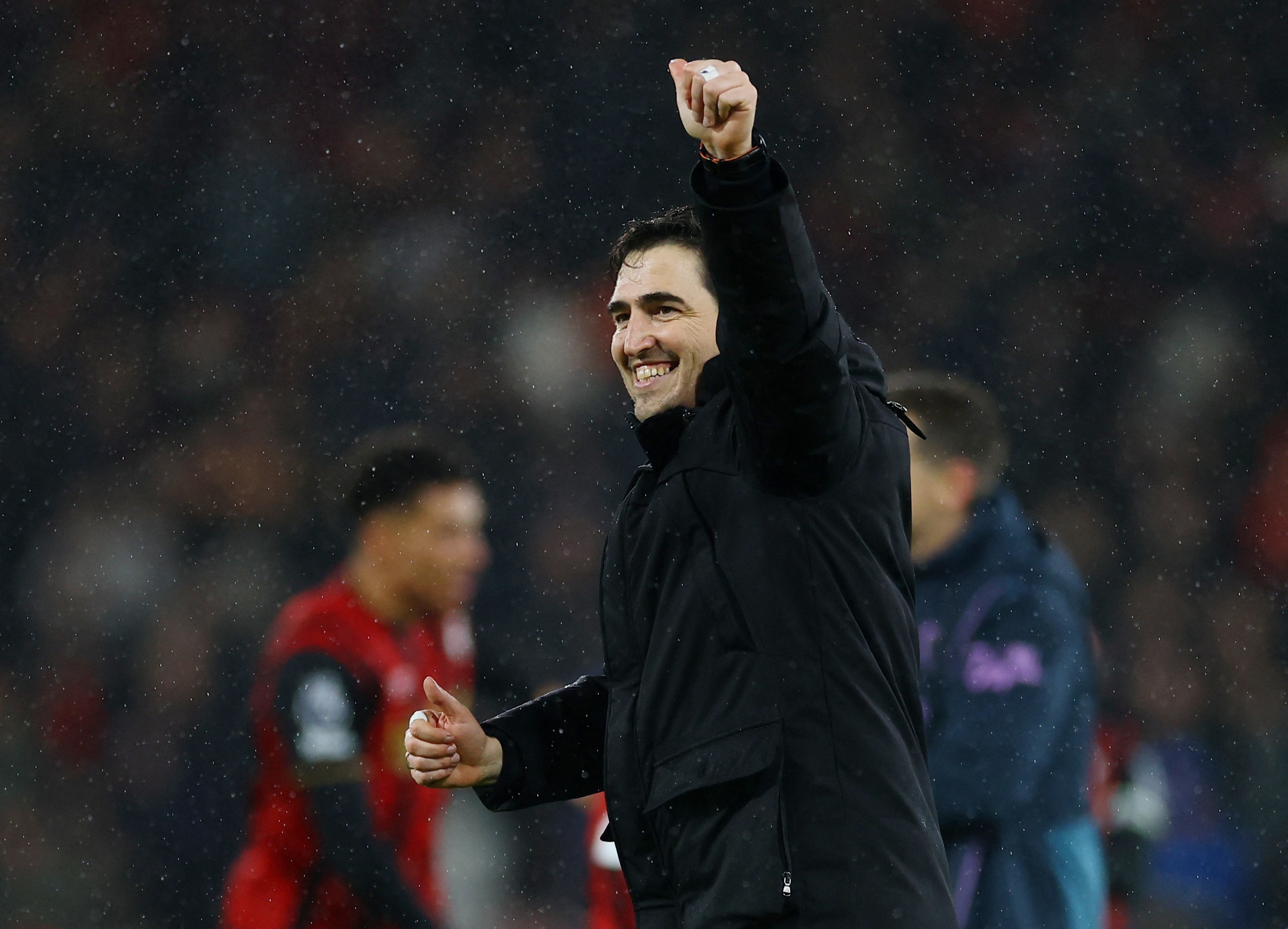 Iraola là lõi thật của Bournemouth, đội bóng này bán 5 cầu thủ chủ lực thu về 250 triệu bảng, liên tiếp đánh bại Tottenham, Liverpool và Arsenal, 12 vòng không thua