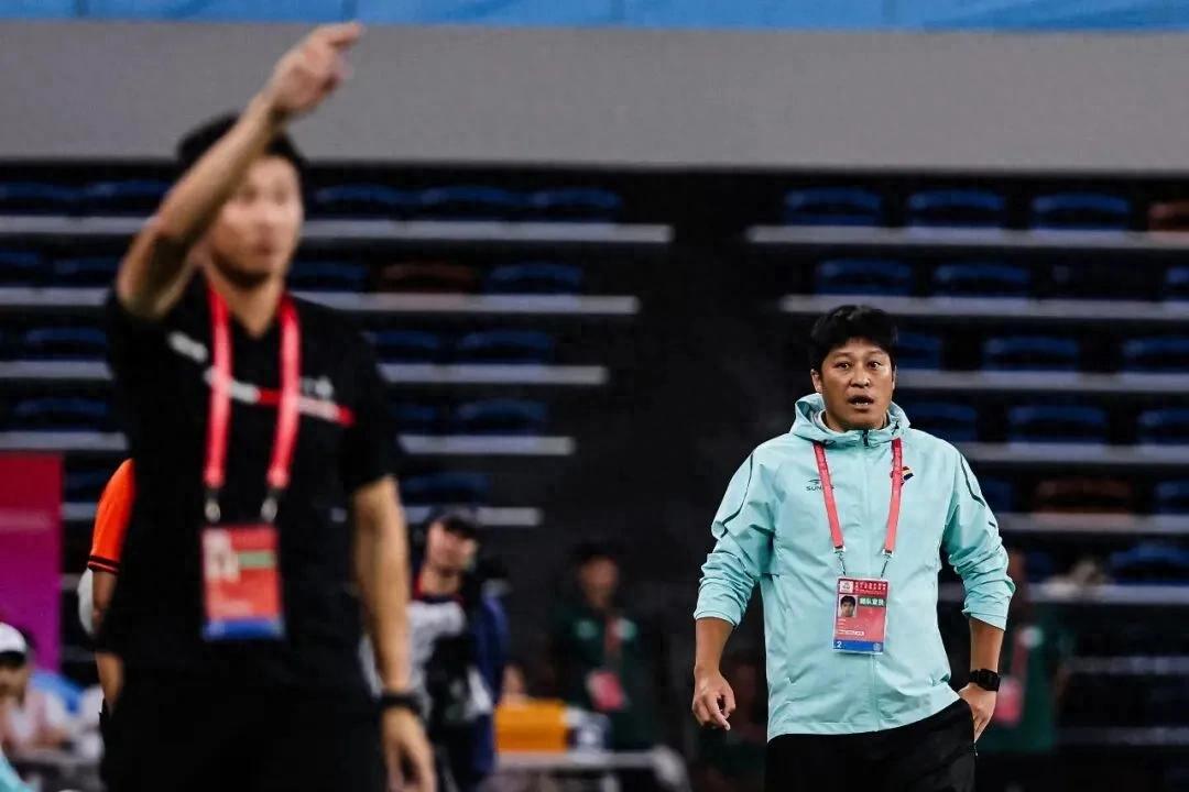 Huấn luyện viên trẻ nội địa thứ hai của giải Hạng Nhất Trung Quốc! Huấn luyện viên vàng Giải Thể thao Toàn quốc Trương Diệu Khôn được bổ nhiệm làm Tổng giám đốc kiêm Huấn luyện trưởng của Đại Liên Côn Thành