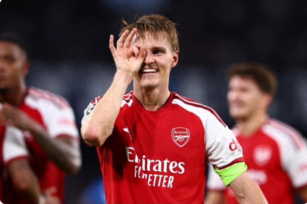 Ødegaard sút xa quyết định! Arsenal 1-0 Napoli, hàng công “bỏ lỡ cơ hội” khiến người hâm mộ bàn tán sôi nổi