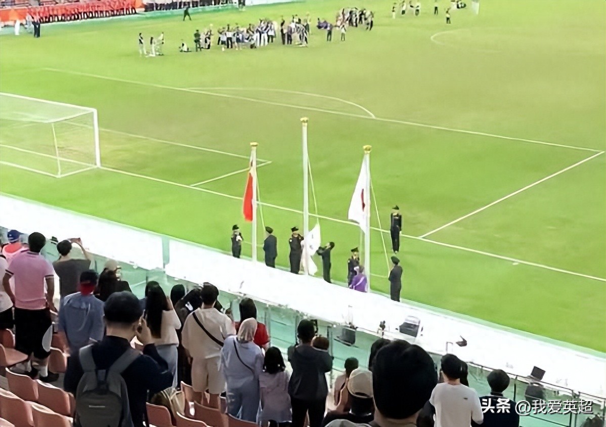 Lễ trao giải bóng đá nam ASIAD trở thành trò cười! Quốc kỳ của nhà vô địch Hàn Quốc bị kẹt + không kéo lên được, cả khán đài la ó ầm ĩ.