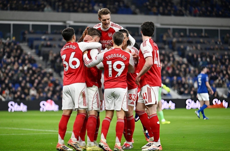 Arsenal hưởng lợi lớn nhờ sai lầm của VAR