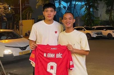 Đình Bắc tặng quà tuyển thủ Lào từng ghi bàn vào lưới tuyển Việt Nam